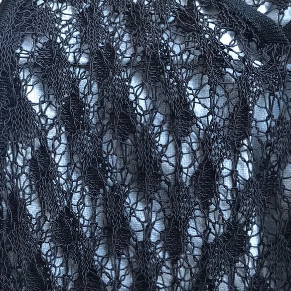 Really cute and sexy little open pattern black top - Picture 3 of 4